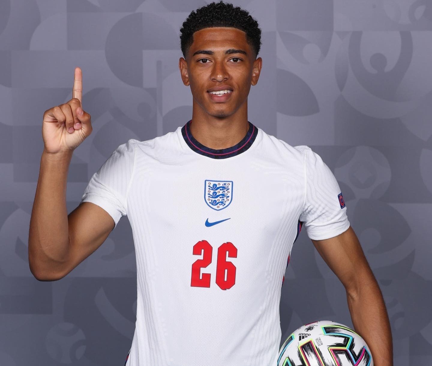 意甲球员在第12轮比赛中涂上红色面彩，向针对女性的暴力说不（意甲第12轮：球员以红色面彩发声，抵制针对女性的暴力）