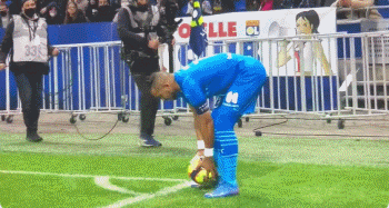 互致问候，U17世界杯期间日本队与墨西哥队在酒店相互列队致意