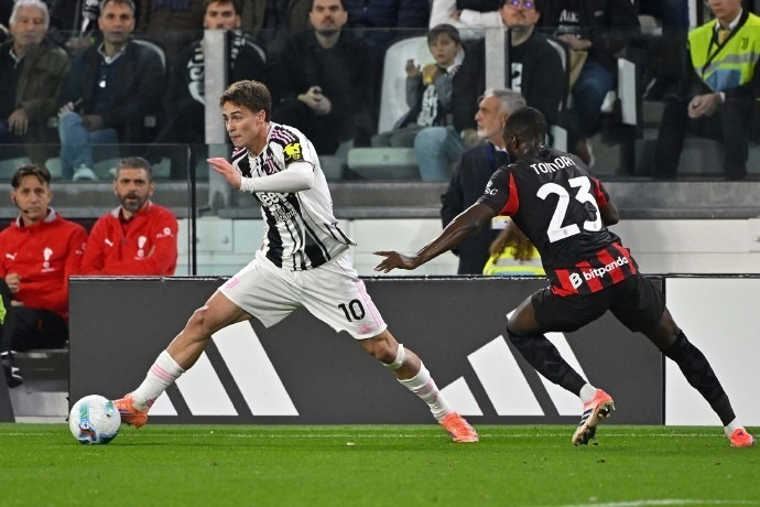 今日能否破荒？伊萨克时隔一个月再次代表利物浦登场（时隔一月再披利物浦战袍，伊萨克今日能否打破进球荒？）