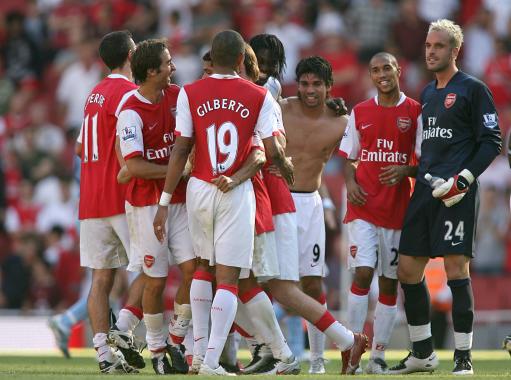 前锋单场双响，全场瞩目