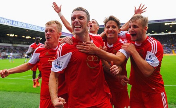 何宇鹏纪念捧杯： 一整季的重量都化为光芒，只为这一次触碰