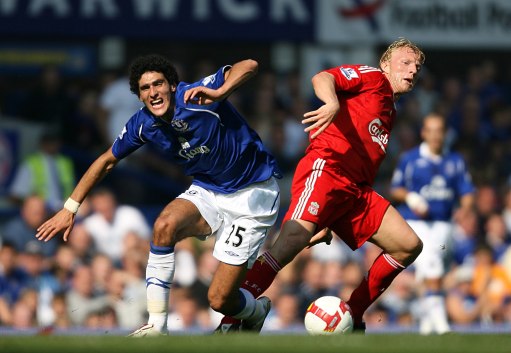 阿图什杯球员进球后跑上看台给母亲献花，后两黄变一红被罚下